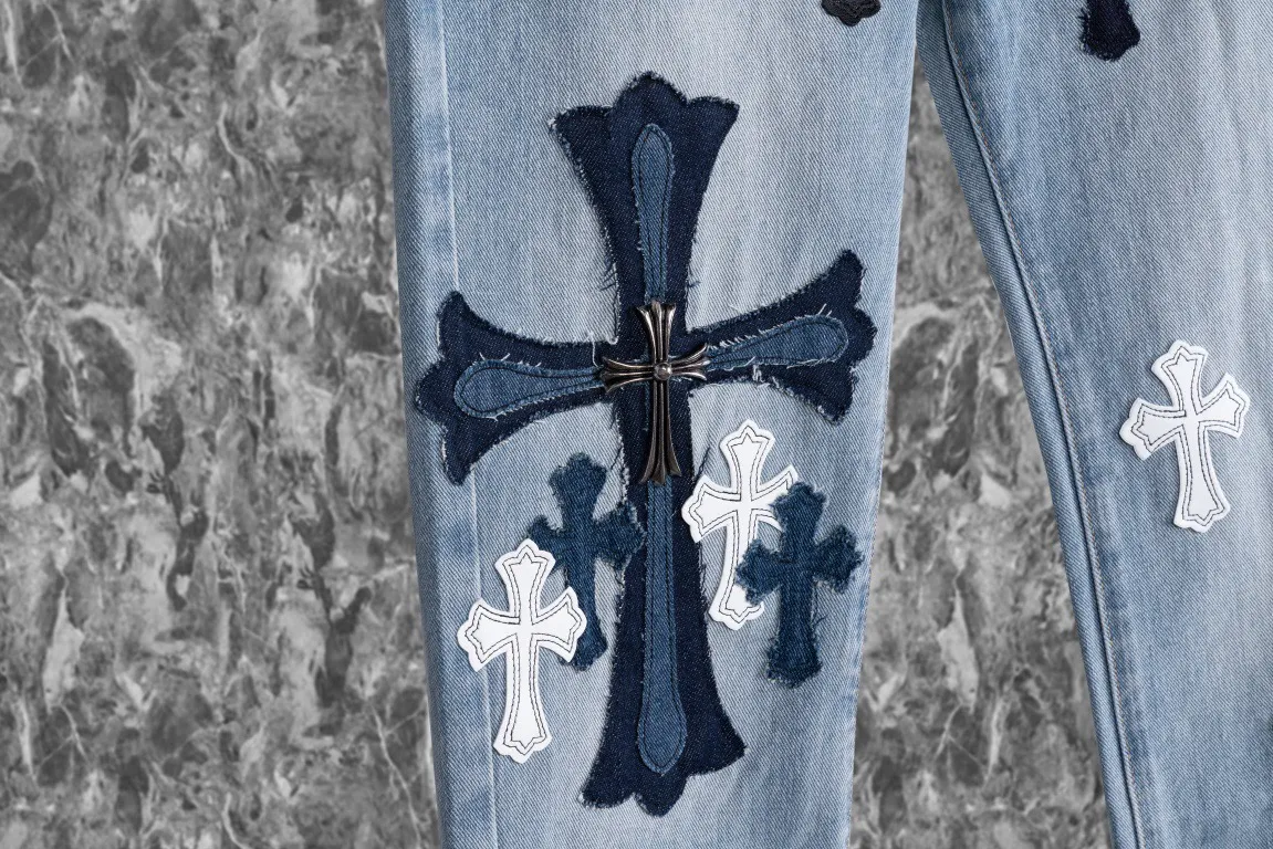 P290 [Evergreen model, top version] Chrome Hearts blue jeans, multi-leather label work jeans, ch jeans. The jeans need to be washed and then disassembled and hand-stitched with sheepskin cross leather and then spliced ​​together. The whole piece has too many craftsmanship to describe. The cabinet price is 12W+ level, patchwork cross flower embellishment, high-waisted washed jeans! ! Absolutely high-end luxury products, 6W+ level god-level items, super popular products, made with top heavy industry, a magic weapon that cannot be missed. About Kroxin This is an extremely luxurious fashion brand, which can also be called the aristocrats of the high street. It has always been an exclusive brand for some hipsters or rich second generation. Compared with ordinary high streets, it is more luxurious and noble. Compared with luxury brands, it has a more fashionable personality and has always been a brand that I have a special liking for. Style number: 1565# Color: blue Size: 28 30 32 34 36